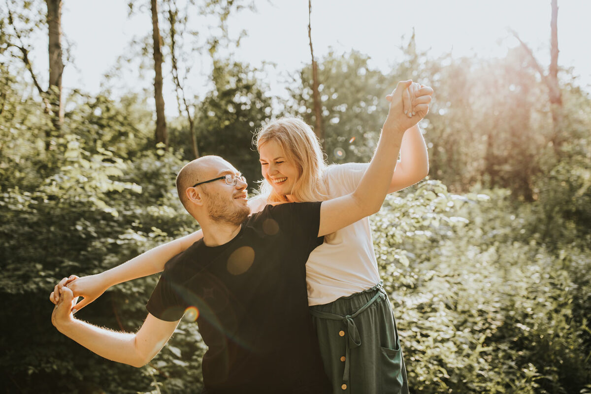 sesja narzeczeńska w Warszawie, sesja narzeczeńska w mieście, las w mieście