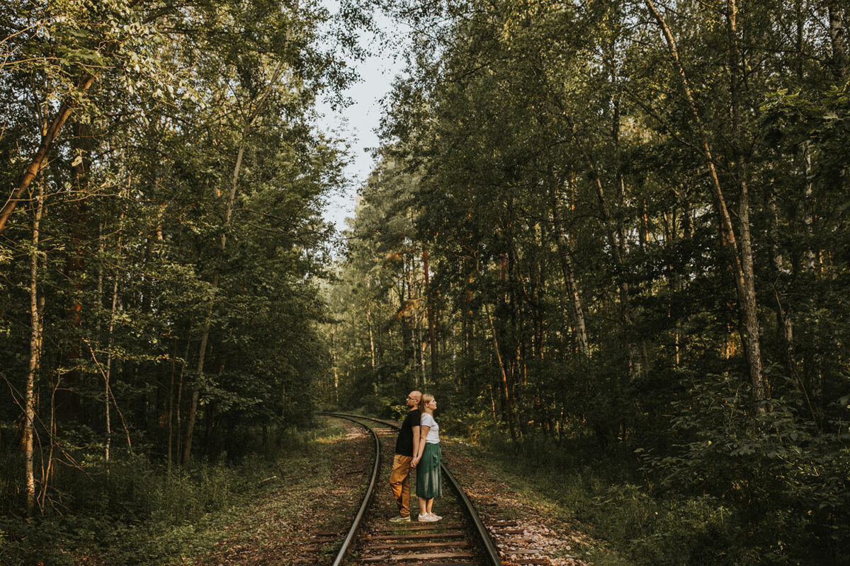sesja narzeczeńska w Warszawie, sesja narzeczeńska w mieście, las w mieście