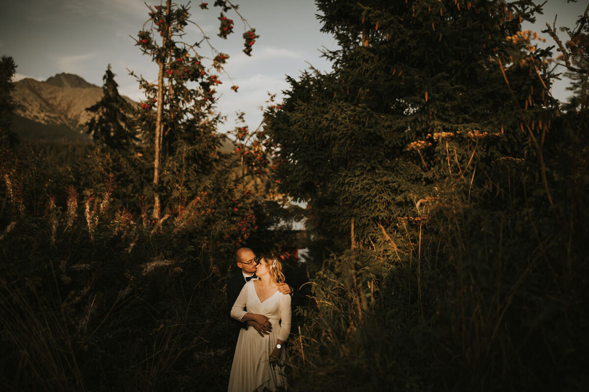 sesja ślubna za granicą, sesja nad Jeziorem Szczyrbskim, golden hour