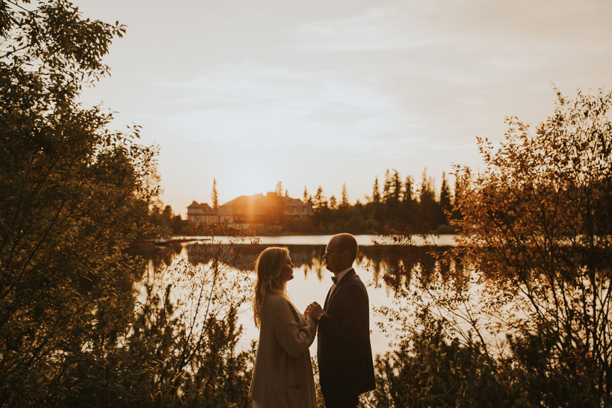 sesja ślubna za granicą, sesja nad Jeziorem Szczyrbskim, golden hour