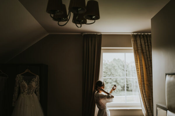 przygotowania ślubne w Warszawie, first look, detale z przygotowań ślubnych