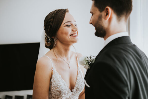 przygotowania ślubne w Warszawie, first look, detale z przygotowań ślubnych