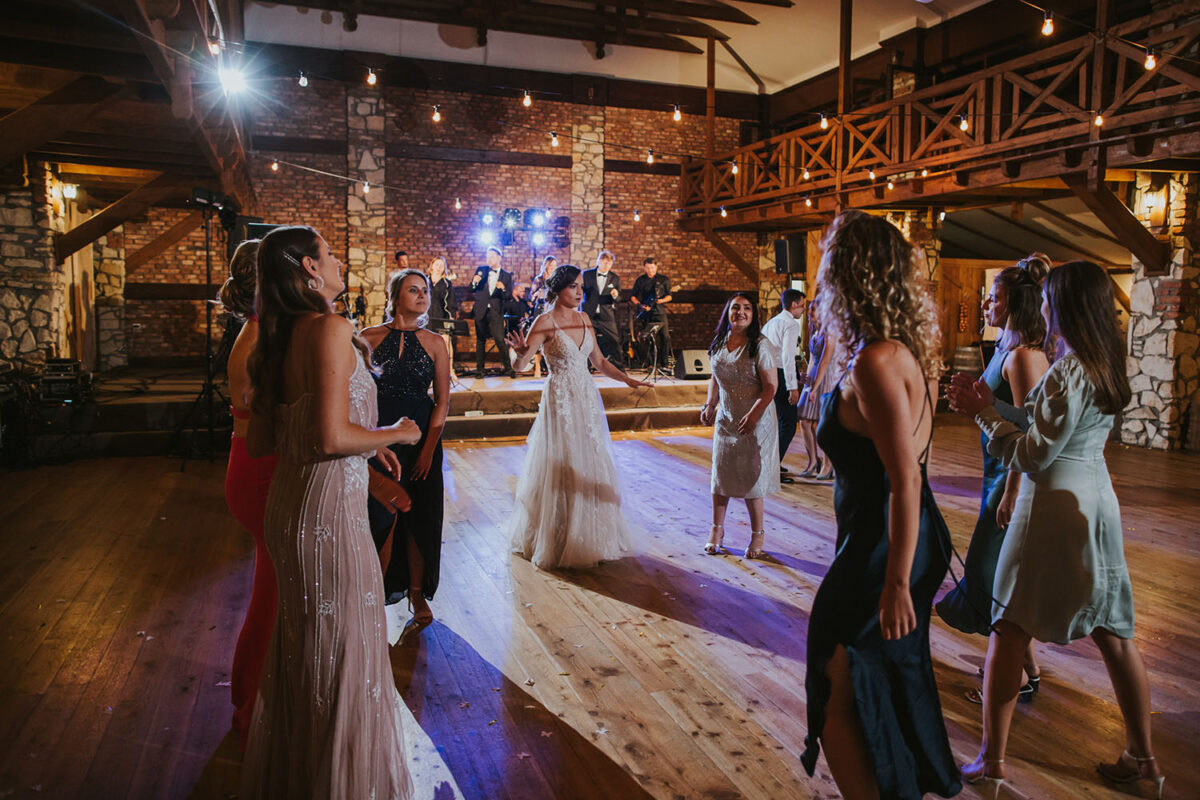 wesele w Dworzyszcze Wola, wesele w Krakowie, pierwszy taniec z konfetti