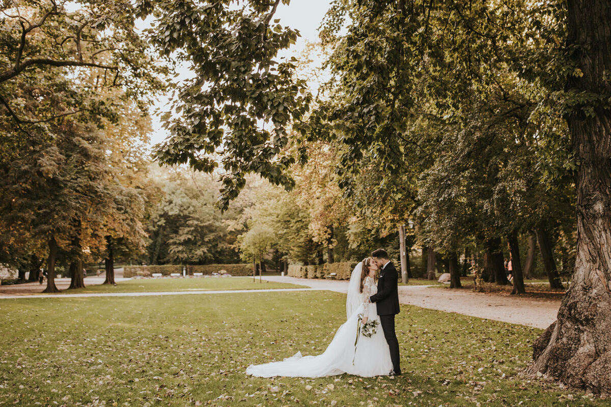 sesja ślubna w Łazienkach Królewskich, sesja ślubna w Warszawie, sesja ślubna w mieście