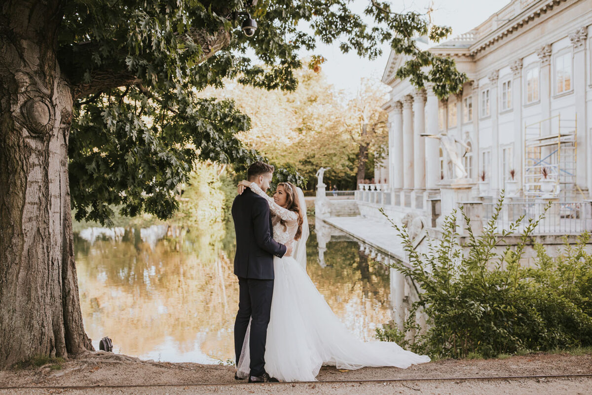 sesja ślubna w Łazienkach Królewskich, sesja ślubna w Warszawie, sesja ślubna w mieście