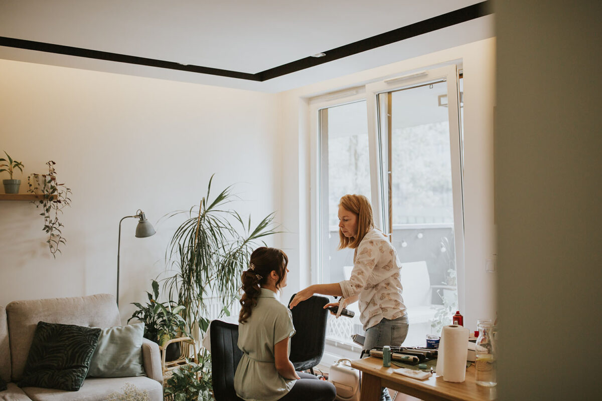 Szlachecki  Dwór w Pobiedniku, reportaż ślubny w Pobiedniku, przygotowania Panny Młodej