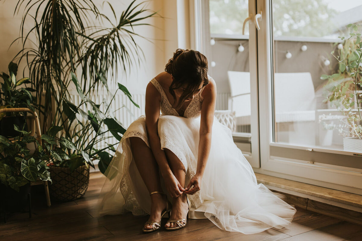 Szlachecki  Dwór w Pobiedniku, reportaż ślubny w Pobiedniku, przygotowania Panny Młodej