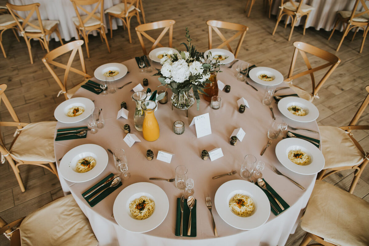 Szlachecki  Dwór w Pobiedniku, reportaż ślubny w Pobiedniku, przygotowania Panny Młodej