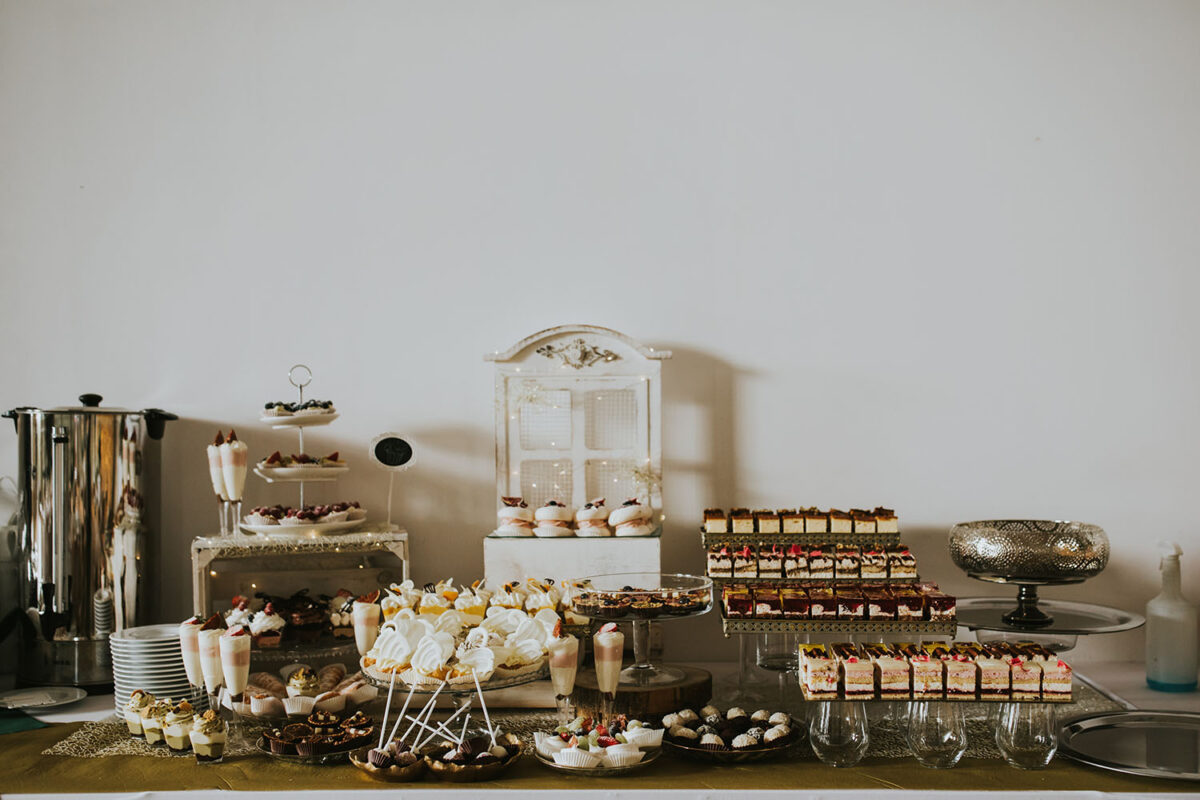 Szlachecki  Dwór w Pobiedniku, reportaż ślubny w Pobiedniku, przygotowania Panny Młodej