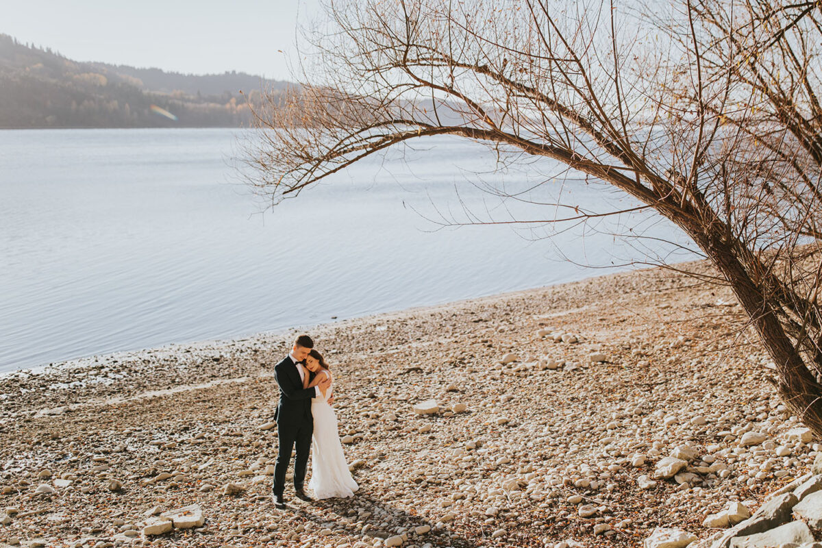 sesja ślubna nad Jeziorem Czorsztyńskim, Jezioro Czorsztyńskie, jesienna sesja ślubna
