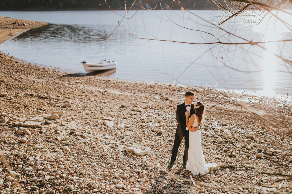 sesja ślubna nad Jeziorem Czorsztyńskim, Jezioro Czorsztyńskie, jesienna sesja ślubna