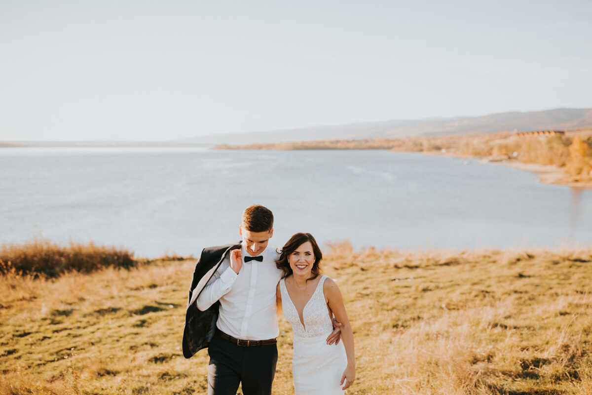 sesja ślubna nad Jeziorem Czorsztyńskim, Jezioro Czorsztyńskie, jesienna sesja ślubna