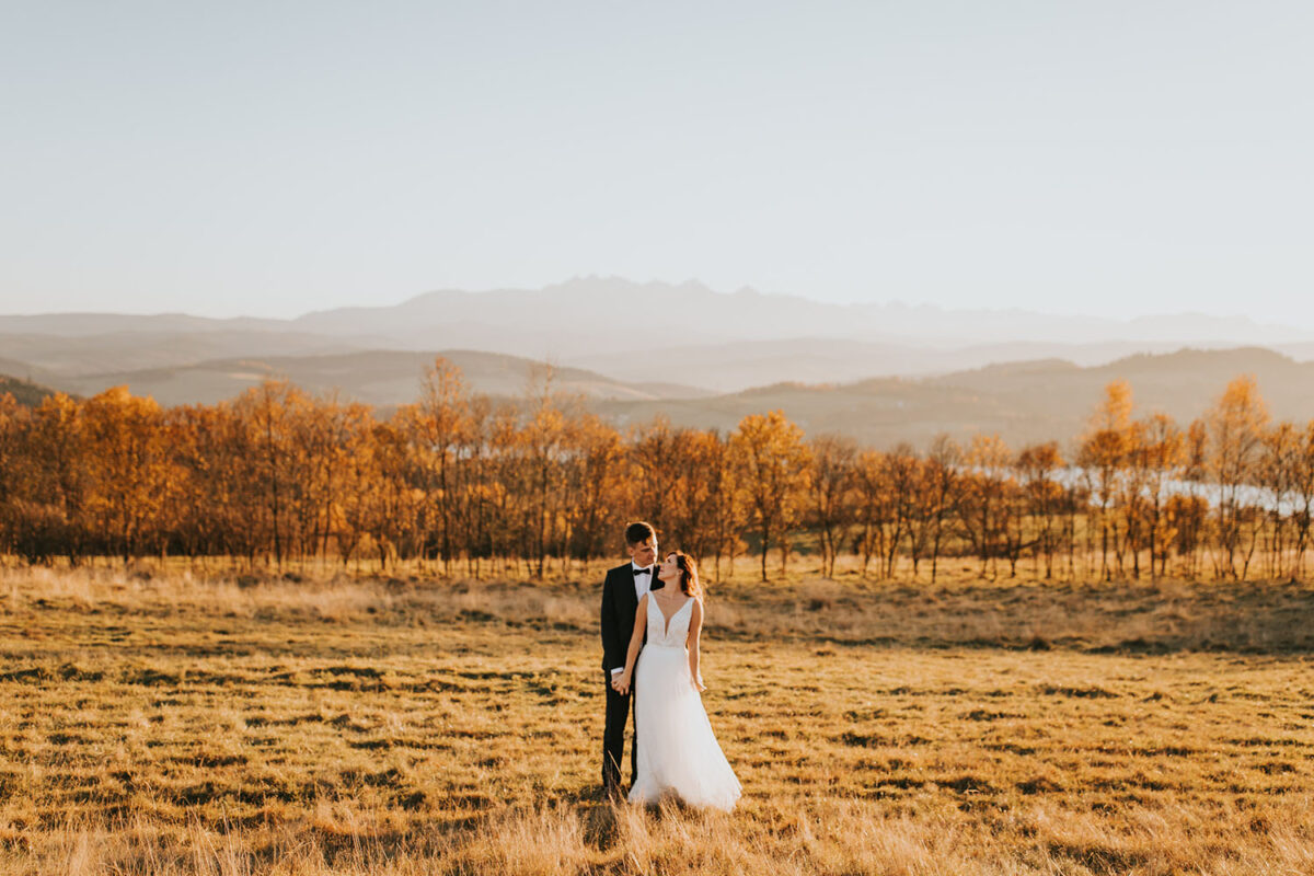 sesja ślubna nad Jeziorem Czorsztyńskim, Jezioro Czorsztyńskie, jesienna sesja ślubna