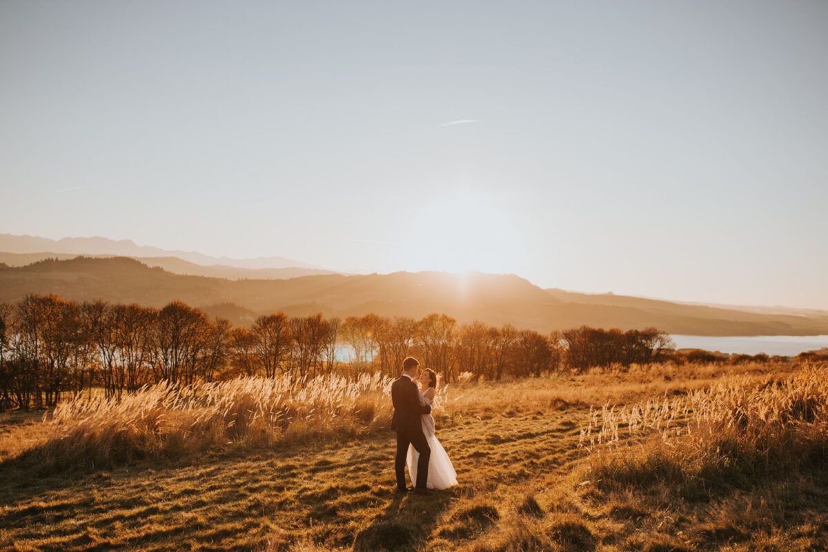 sesja ślubna nad Jeziorem Czorsztyńskim, Jezioro Czorsztyńskie, jesienna sesja ślubna