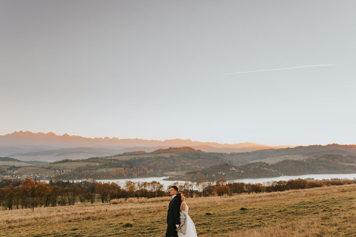 sesja ślubna nad Jeziorem Czorsztyńskim, Jezioro Czorsztyńskie, jesienna sesja ślubna