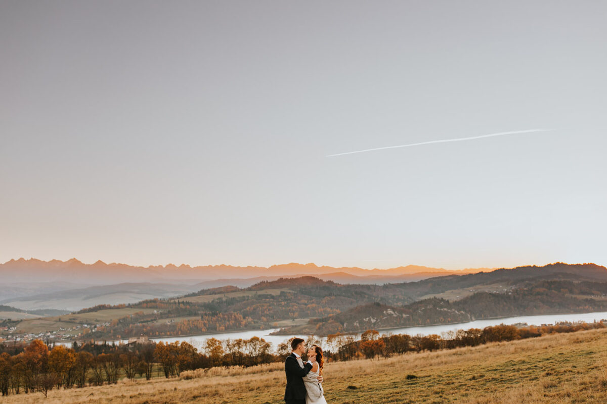 sesja ślubna nad Jeziorem Czorsztyńskim, Jezioro Czorsztyńskie, jesienna sesja ślubna
