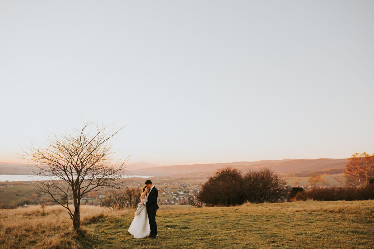 sesja ślubna nad Jeziorem Czorsztyńskim, Jezioro Czorsztyńskie, jesienna sesja ślubna