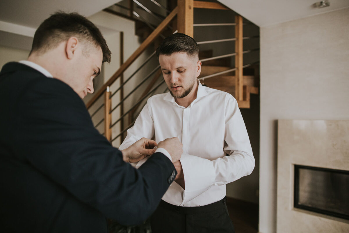 przygotowania Panny Młodej z psem, pies na ślubie, first look w ogrodzie