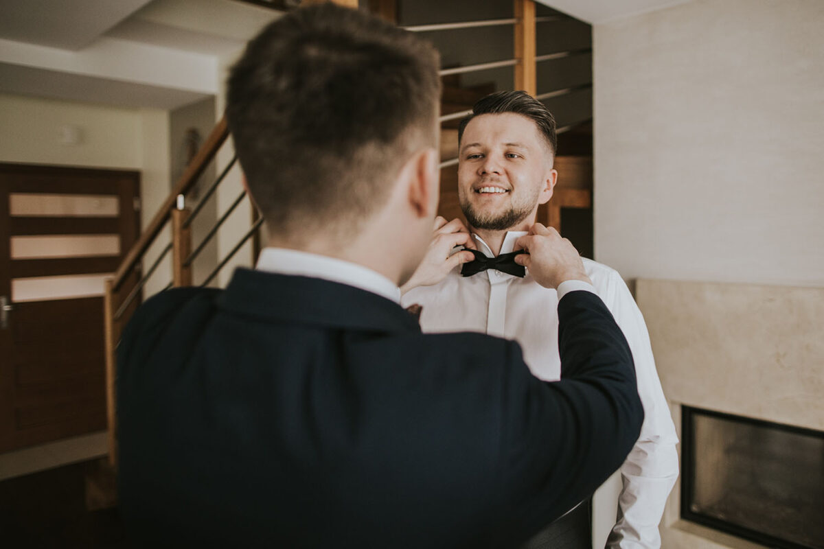 przygotowania Panny Młodej z psem, pies na ślubie, first look w ogrodzie