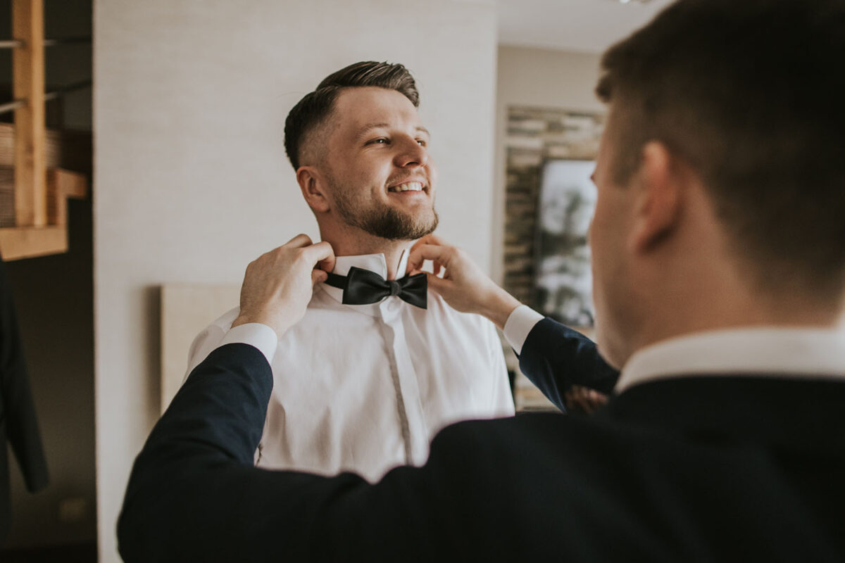 przygotowania Panny Młodej z psem, pies na ślubie, first look w ogrodzie