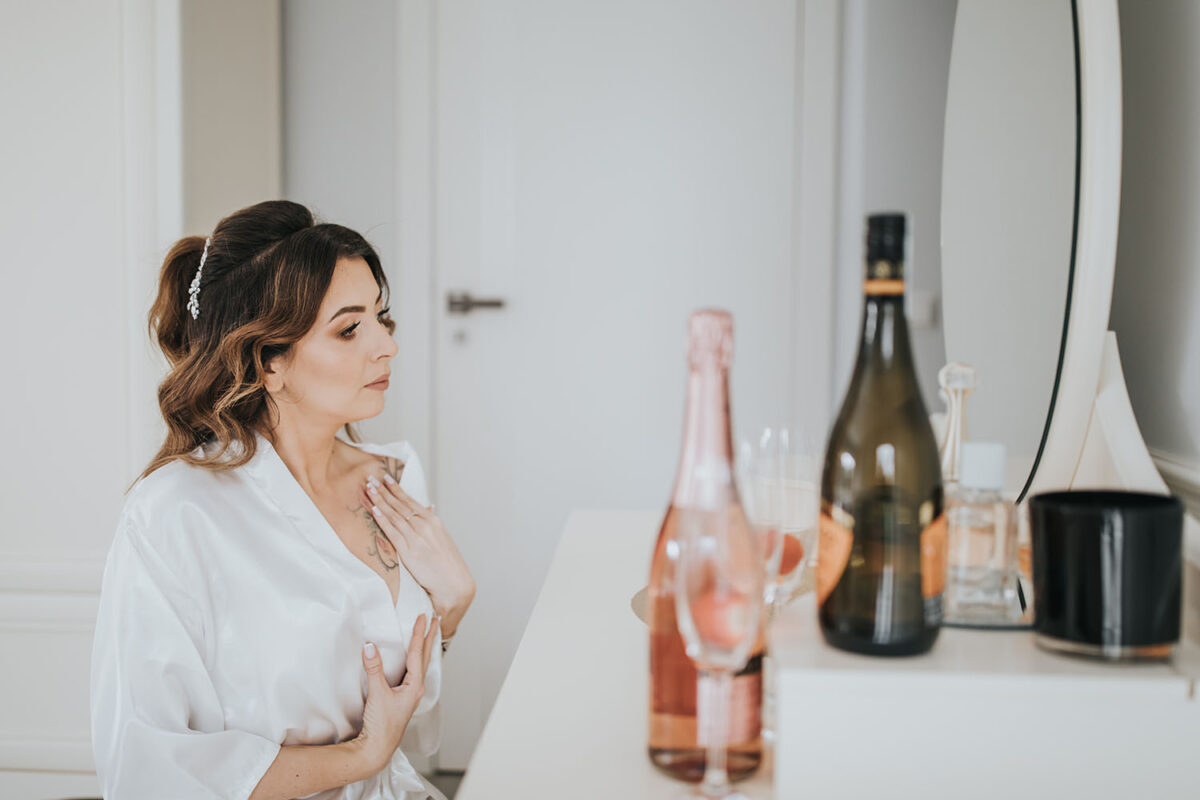 przygotowania Panny Młodej z psem, pies na ślubie, first look w ogrodzie