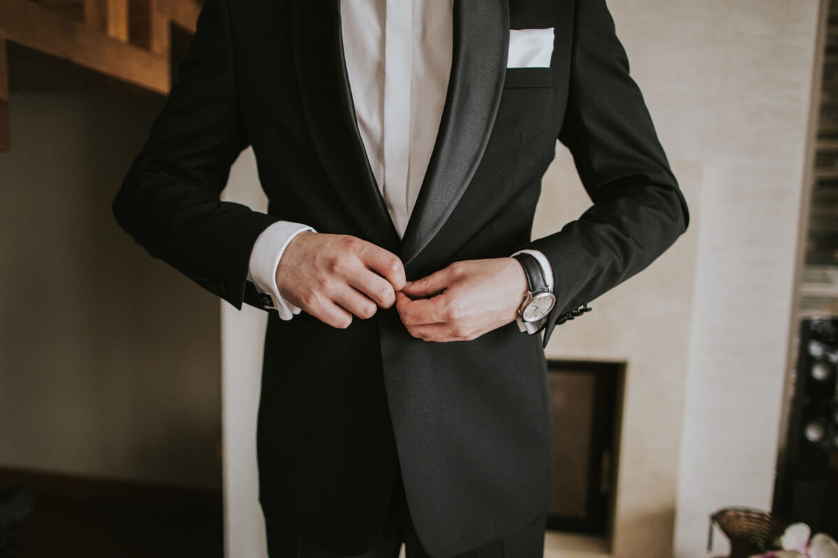 przygotowania Panny Młodej z psem, pies na ślubie, first look w ogrodzie