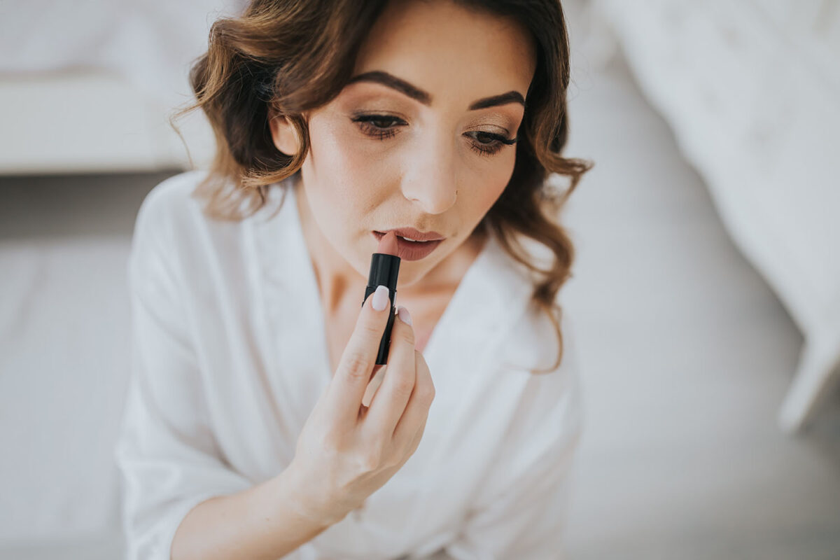 przygotowania Panny Młodej z psem, pies na ślubie, first look w ogrodzie