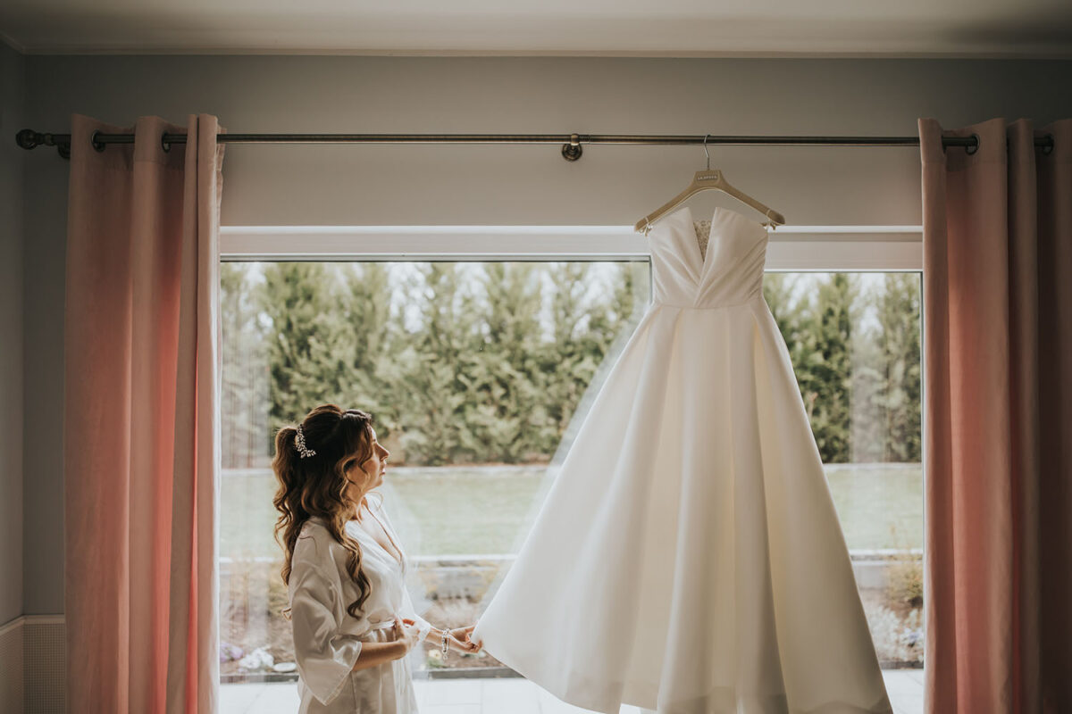 przygotowania Panny Młodej z psem, pies na ślubie, first look w ogrodzie