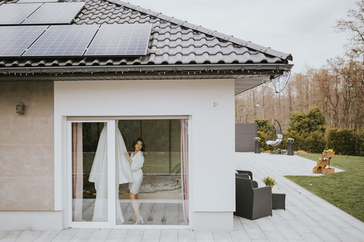 przygotowania Panny Młodej z psem, pies na ślubie, first look w ogrodzie