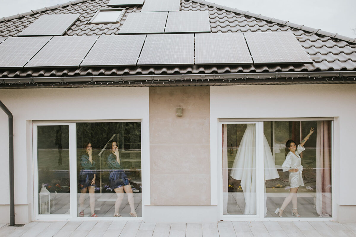 przygotowania Panny Młodej z psem, pies na ślubie, first look w ogrodzie