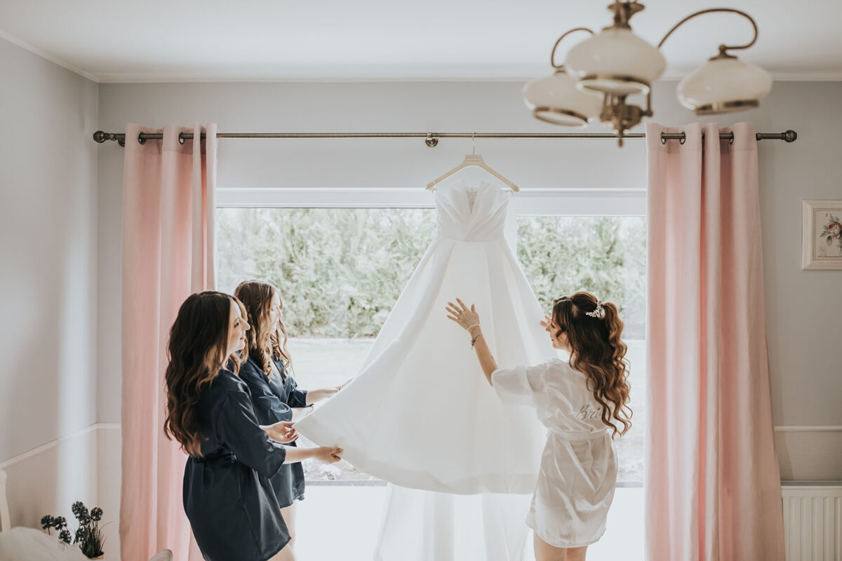 przygotowania Panny Młodej z psem, pies na ślubie, first look w ogrodzie