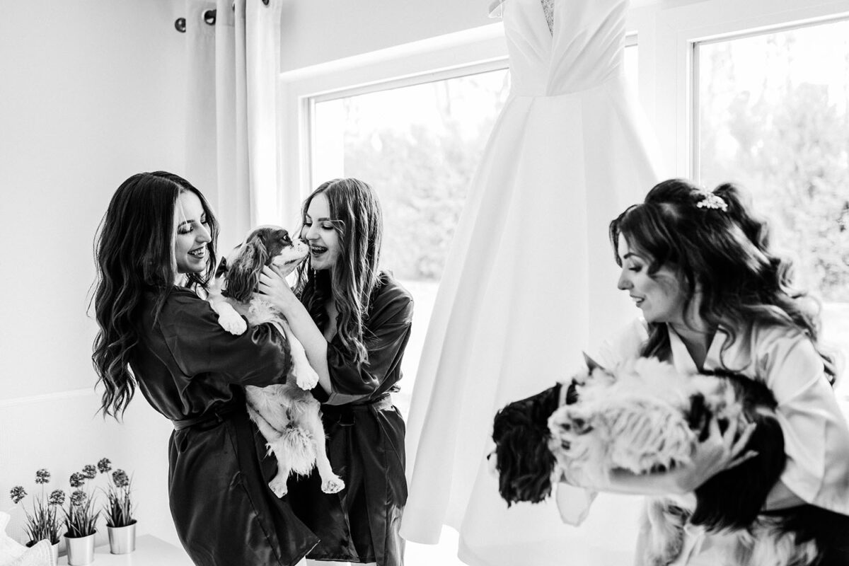 przygotowania Panny Młodej z psem, pies na ślubie, first look w ogrodzie