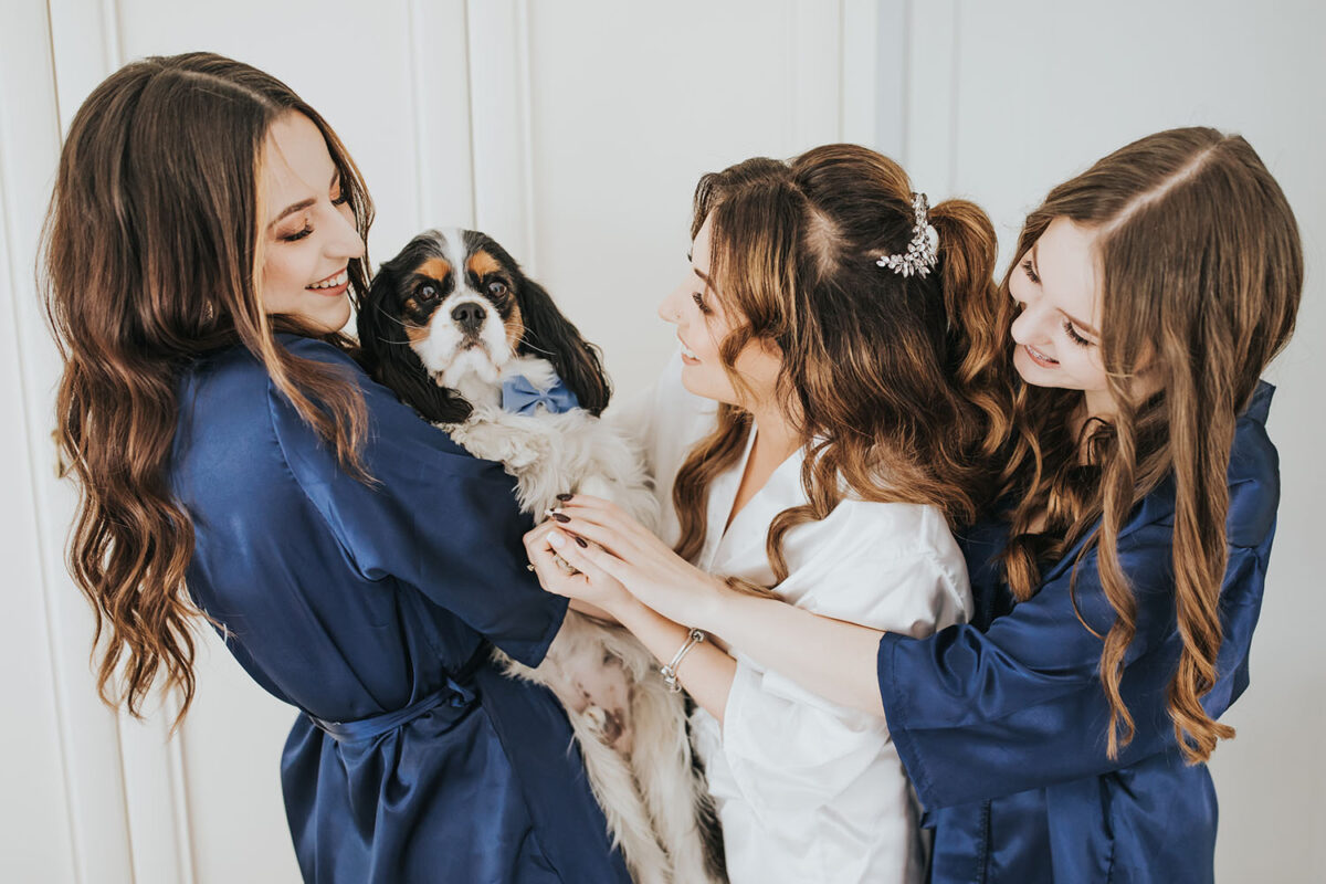 przygotowania Panny Młodej z psem, pies na ślubie, first look w ogrodzie