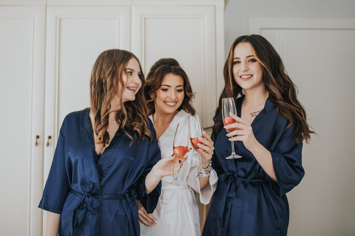 przygotowania Panny Młodej z psem, pies na ślubie, first look w ogrodzie