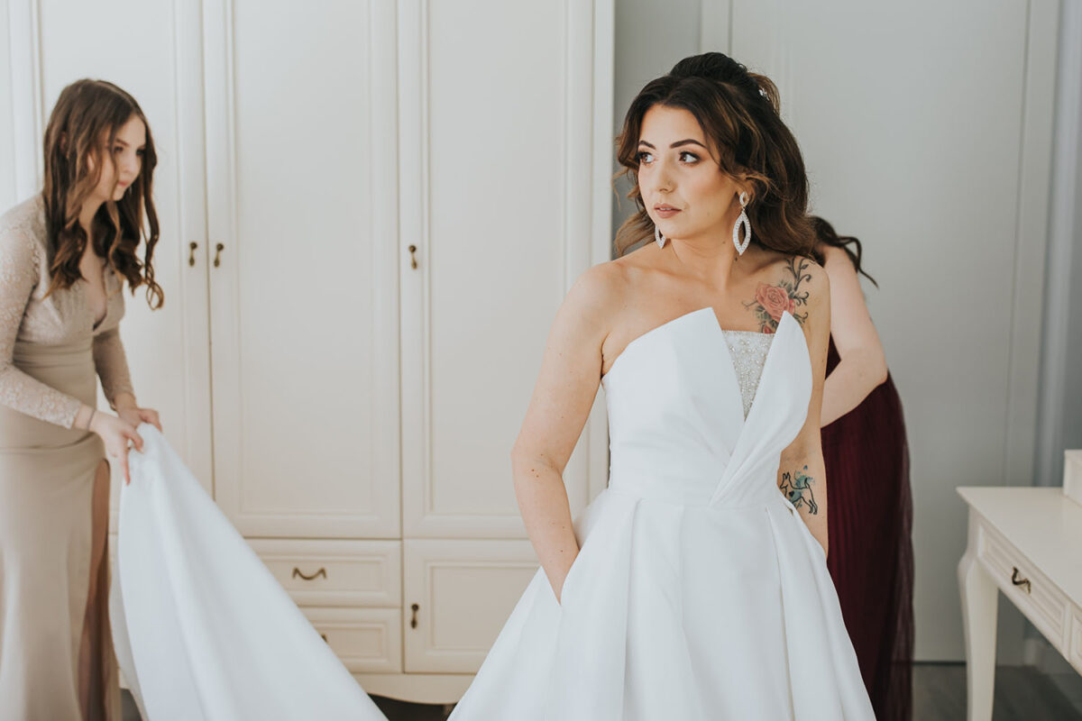 przygotowania Panny Młodej z psem, pies na ślubie, first look w ogrodzie