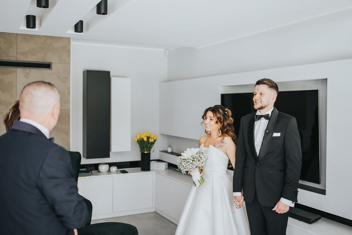 przygotowania Panny Młodej z psem, pies na ślubie, first look w ogrodzie