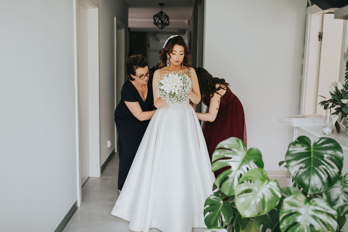 przygotowania Panny Młodej z psem, pies na ślubie, first look w ogrodzie